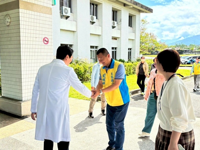跨山探望東港籍住民 ! 東港鎮公所致贈玉里醫院鄉親 慰問金與滿滿關懷